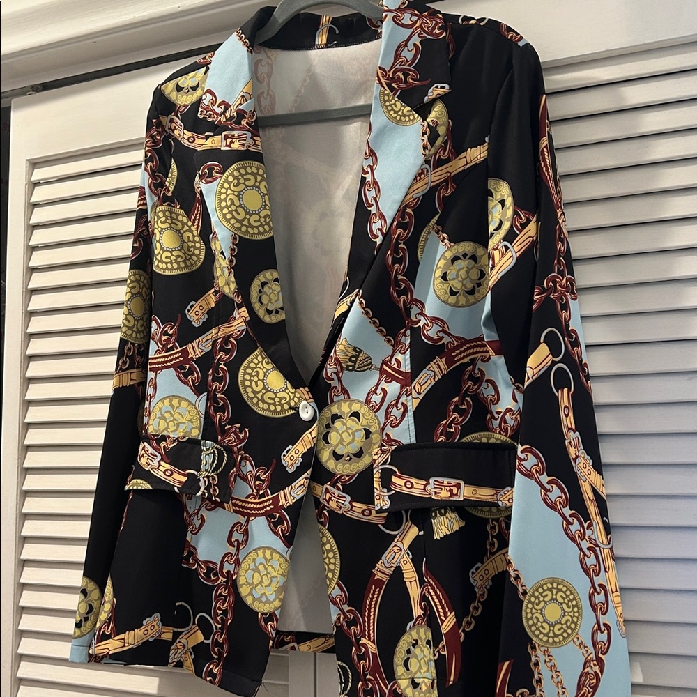 Casual jacket w an “inspired Versace print”. Machine wash L. Great for traveling